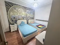 Penthouse me qera ne Tiranë, Blloku