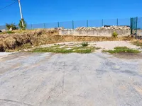 Land ne shitje ne Tiranë, Sauk