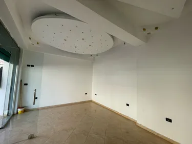 Foto e Ambient biznesi në shitje Qender, Stacioni i Trenit Durres, Durrës