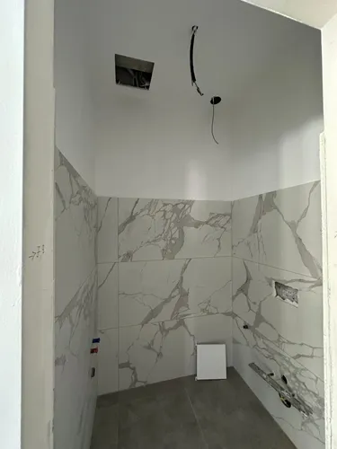 Foto e Magazin me qera Prush, Tiranë