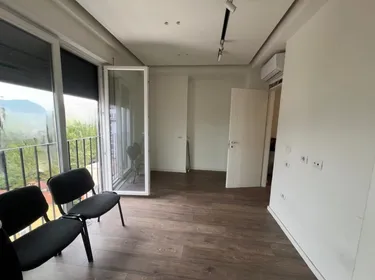 Фото Квартира на продажу 21 Dhjetori, Sheshi 21, Tiranë