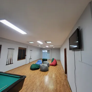 Foto e Magazin me qera Komuna e Parisit, Tiranë