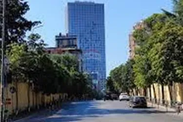 Foto di commercial in vendita Rruga e Elbasanit, Tiranë
