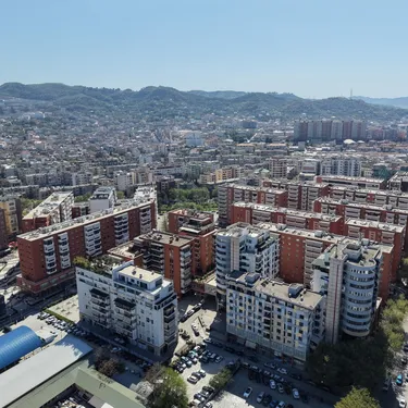 Foto di commercial in vendita Rruga e Kavajës, Tiranë