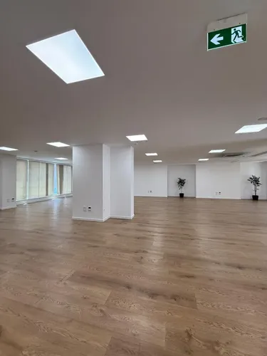 Foto di commercial in affitto Kompleksi Delijorgji, Tiranë