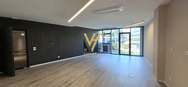 Foto di office in affitto Lake View, Tiranë