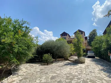 Foto di vila in vendita Pezë, Tiranë