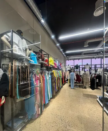 Zdjęcie commercial na sprzedaż Rruga 5 Maji, Brenda Qendres Tregtare Emerald Center, Tiranë