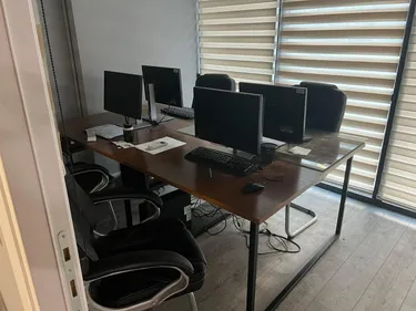 Фото office в аренду Square 21, Tiranë