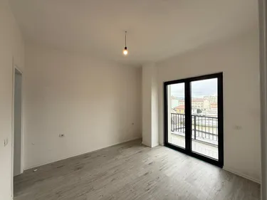Foto av commercial till uthyrning Qendër, Tiranë