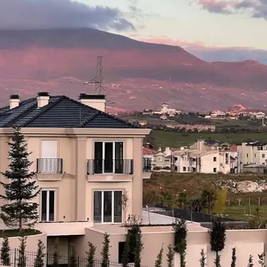 Foto di vila in vendita Mjull-bathore, Tiranë