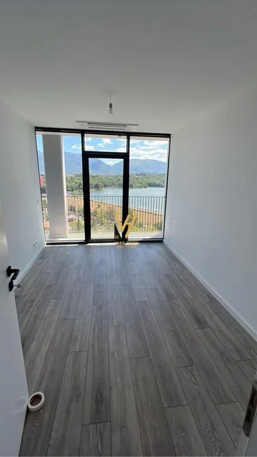 Foto e Zyrë me qera Lake View, Tiranë